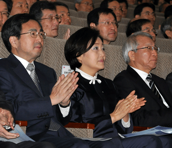 ▲추념식에참석한차한성법원행정처장,박영선국회법사위원장,양승태대법원장(사진출처=박영선의원홈페이지)