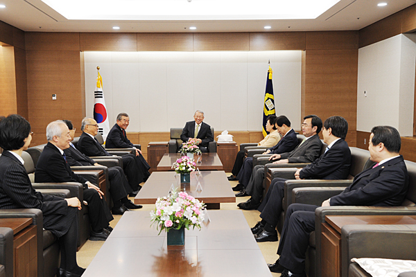 ▲양승태대법원장과환담나누는대법관제청자문위원회(사진제공=대법원)