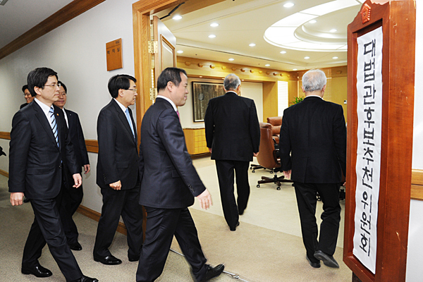 ▲지난16일대법관후보추천위원회회의장에입장하는위원들(사진제공=대법원)