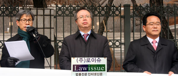 ▲기자회견모습.좌측부터권영국변호사,이석범변호사,민병덕변호사
