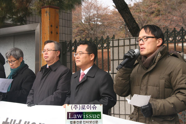 ▲기자회견진행하는박주민변호사