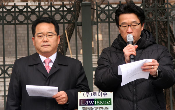 ▲기자회견문낭독하는민병덕변호사와이정우변호사(우)