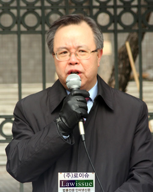 ▲규탄발언하는이석범변호사
