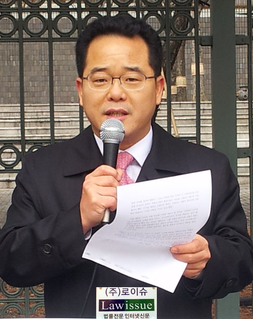 ▲기자회견문낭독하는민병덕변호사