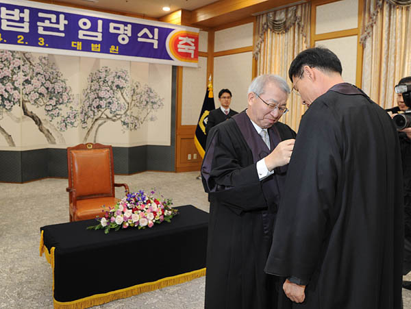 ▲법복을입혀주고있는양승태대법원장(사진제공=대법원)