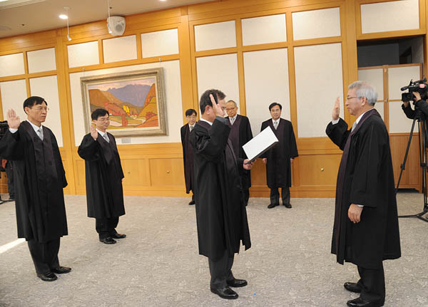 ▲신임법관으로서선서하는모습(사진제공=대법원)