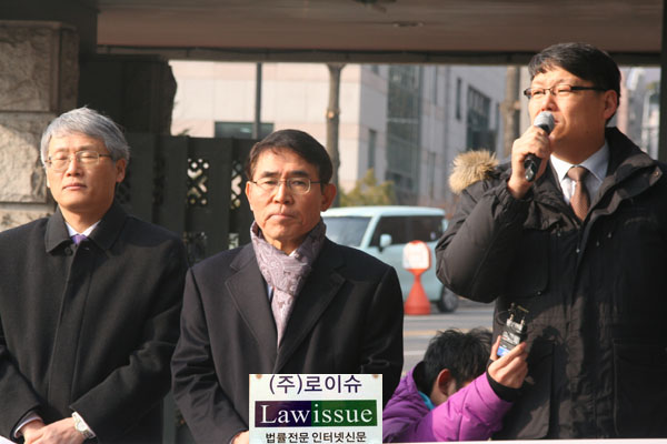▲민변장주영회장과민변비상특위최병모위원장이,이광철변호사(우)의규탄발언을듣고있다.