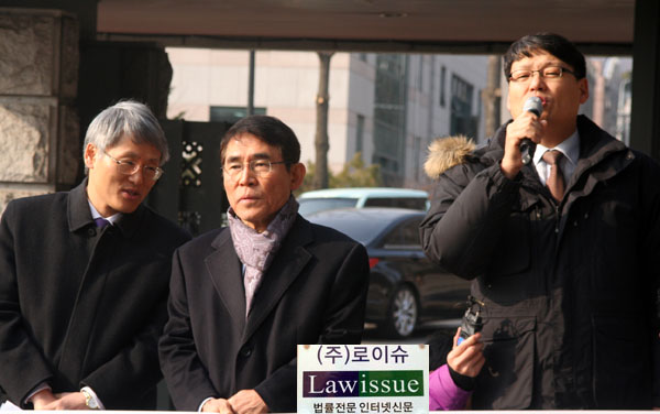 ▲이광철변호사(우)가검찰규탄발언을하는사이,민변장주영회장이민변비상특위최병모위원장에게뭔가귀엣말을건네고있다.