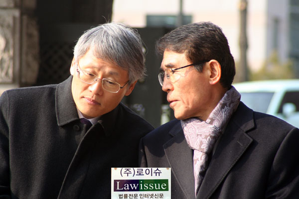 ▲민변비상특위최명모위원장(우)이민변장주영회장에게뭔가귀엣말을하고있다.