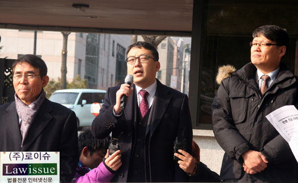 ▲민변의향후계획을설명하는사무총장김도형변호사/우측은민변회장을역임한최병모변호사,우측은이광철변호사