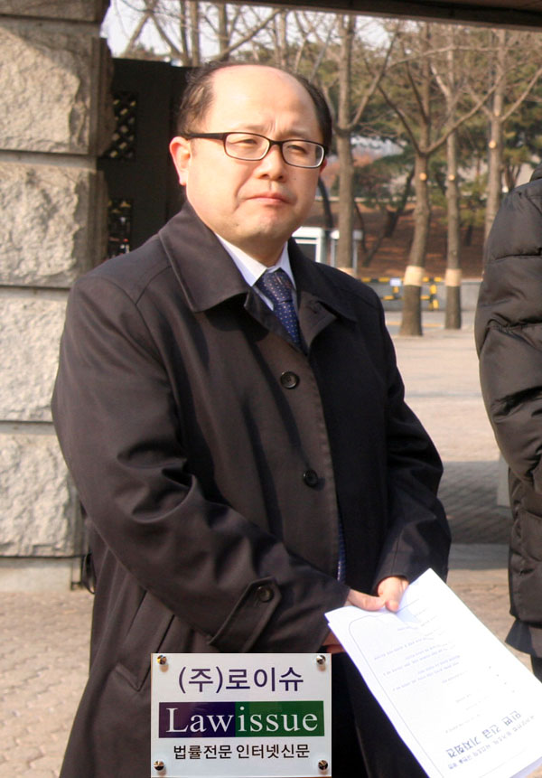 ▲유우성씨민변변호인단을이끌고있는장경욱변호사