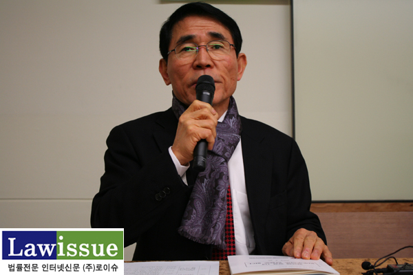 ▲민변회장을역임한비상특위위원장최병모변호사가기조연설을하는모습