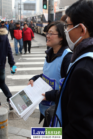 ▲심한감기에마스크를착용하고선전물나눠주는최병모위원장