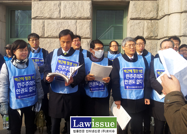 ▲마스크를착용하고거리선전에나서기전설명을듣는최병모변호사(가운데),오른쪽은민변장주영회장