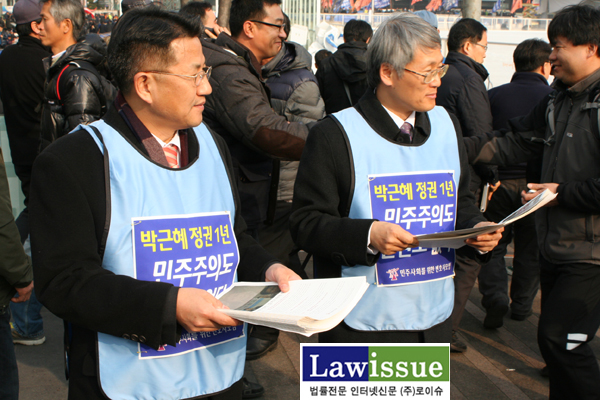 ▲민변전단지를나눠주기시작할때멋쩍어하는조영선변호사(좌)와장주영회장
