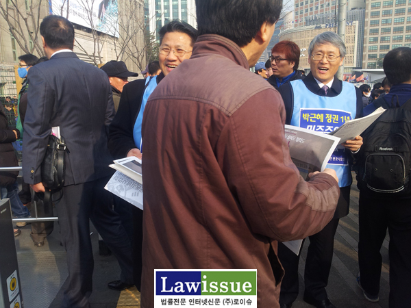▲조영선변호사(좌)와장주영회장이누군가를보고반가워함박웃음을짓고있다.그가누구일까.