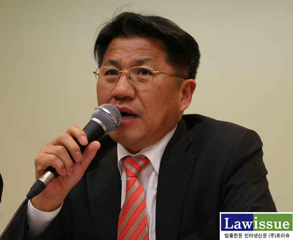 ▲민변비상특위부정선거대응팀장을맡고있는조영선변호사는이날국가기관에의한대선개입과수사방해등에대해비판했다.