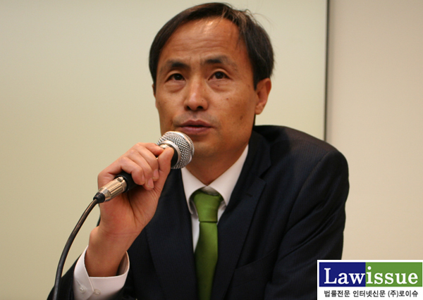 ▲민변비상특위정당해산대응팀장을맡고있는이재화변호사는이날종북몰이등에대해비판했다.