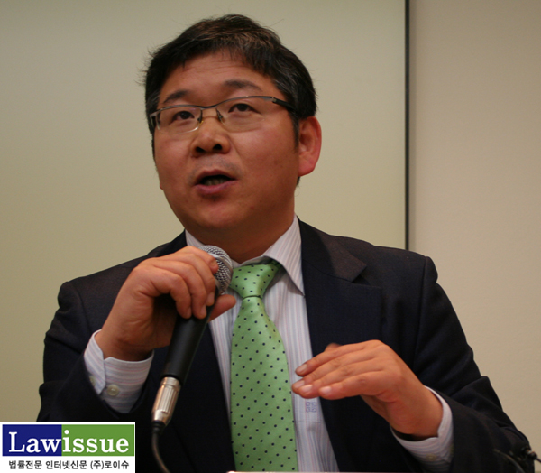 ▲밀양송전탑현장에서벌어진일들을낱낱히공개한민변환경위원장을맡고있는이정일변호사