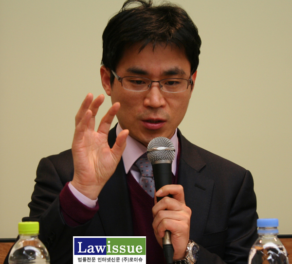 ▲백주선변호사는이날경제민주화와복지공약의파기화후퇴에대해비판했다.