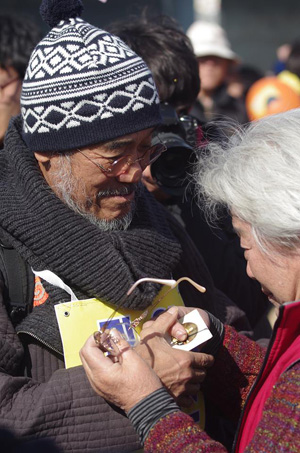 ▲눈물흘리는신자위로하는문규현신분(사진=페이스북)