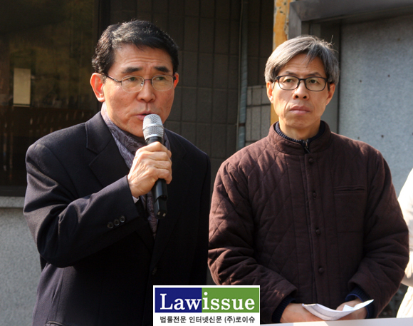 ▲최병모위원장의여는발언을귀담아듣고있는권영국변호사