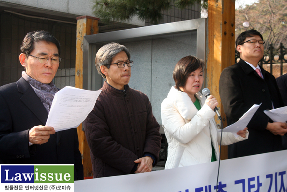 ▲김행선변호사(우측두번째)가기자회견을낭복할때회견문을읽고있는비상특위최병모위원장(좌),권영국변호사,우측은이광철변호사