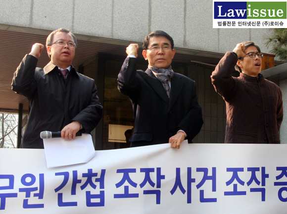 ▲기자회견진행을맡은박주민변호사의“조작증거제출검사즉각수사하라”,“검찰의진상조사믿을수없다.특검을도입하라”는선창에따라구호를외치는이석범부위원장(좌),최병모위원장,권영국변호사(우)