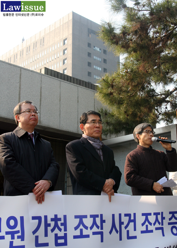 ▲권영국변호사(우)의규탄발언을경청하는이석범부위원장(우)과최병모위원장(가운데)