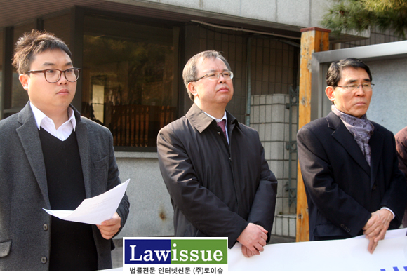 ▲기자회견내내심각한모습인이석범부위원장(가운데)와최병모위원장(우)