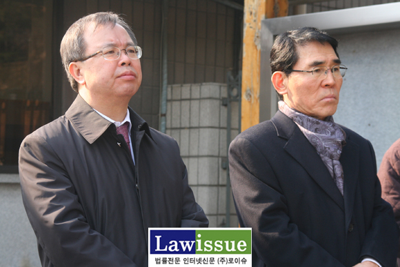 ▲기자회견내내심각한표정의이석범부위원장(좌)과최병모위원장