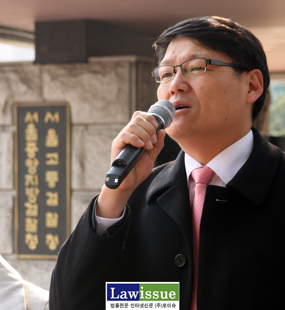 ▲이광철변호사가3일서울중앙지검앞에서열린기자회견에서검찰을통렬하게비판하고있다.