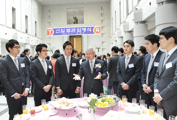 ▲경축소연에서신임법관들을격려하는양승태대법원장(가운데).사진제공=대법원