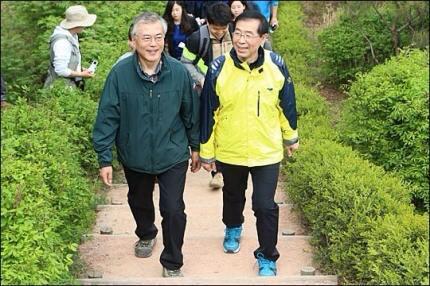▲박원순서울시장이페이스북에올린문재인의원과의산행모습