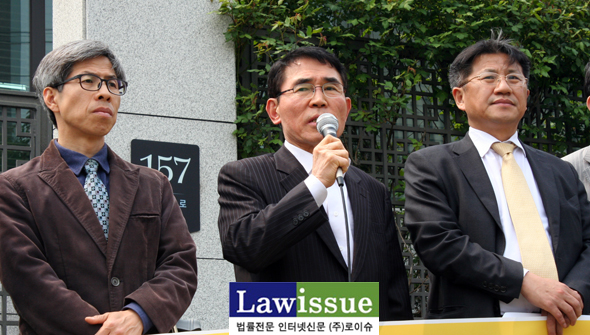 ▲4월15일기자회견.좌측부터,권영국변호사,최병모변호사,조영선변호사