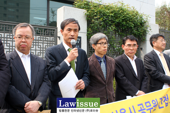 ▲규탄발언을하고있는이재화변호사/좌측부터이석범변호사,이재화변호사,권영국변호사,최병모변호사,조영선변호사