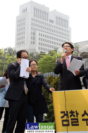 ▲이광철변호사가고발요지설명할때긴급전화를받는박주민변호사