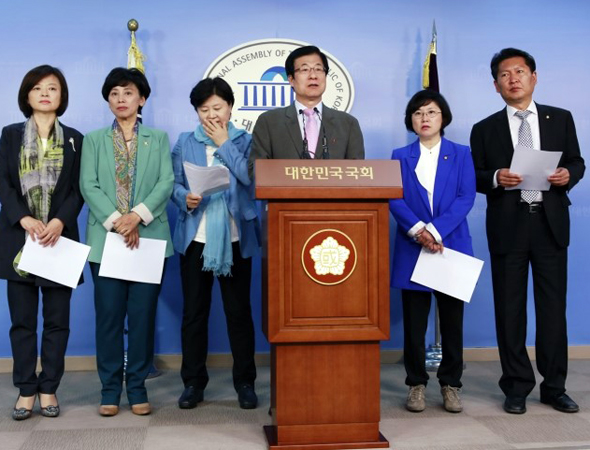 ▲기자회견하는새정치민주연합국정원특위위원들(사진출처=진선미의원홈페이지)