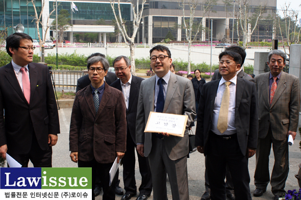 ▲기자회견이끝난뒤고발장을접수하러서초경찰서에들어선변호사들.좌측부터이광철변호사,권영권변호사,김도형변호사,조영선변호사등