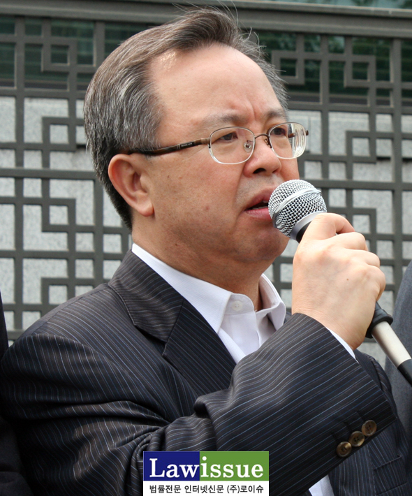 ▲규탄발언에서강하게비판한이석범변호사