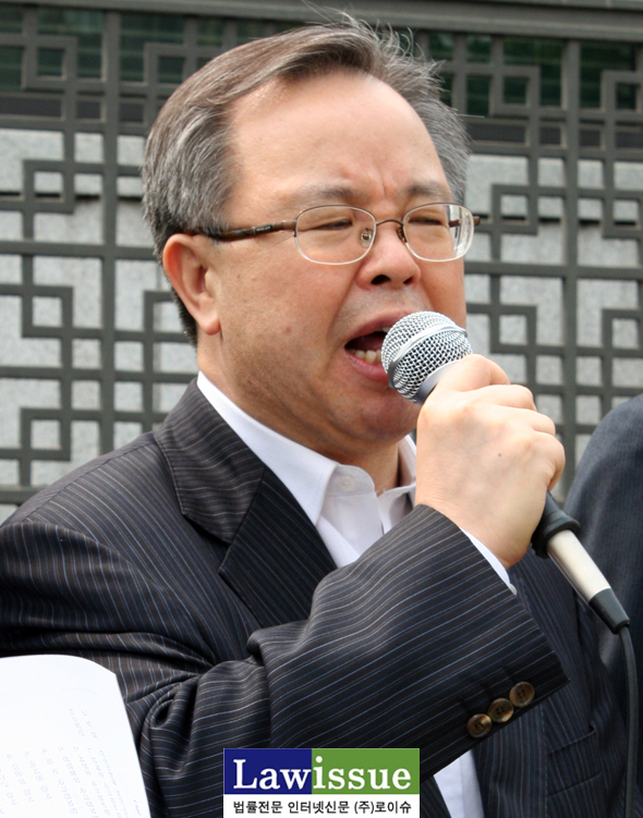 ▲규탄발언에서강하게비판한이석범변호사
