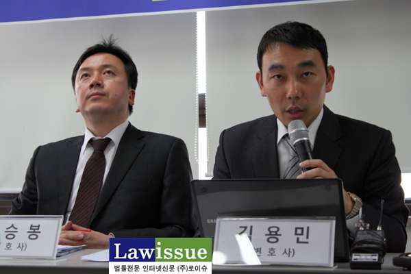 ▲기자회견사회를맡은양승봉변호사(좌)가김용민변호사에게서울고법판결요지를설명하라는순서를소개하며마이크를넘긴뒤,무엇인가생각에잠겨있다.