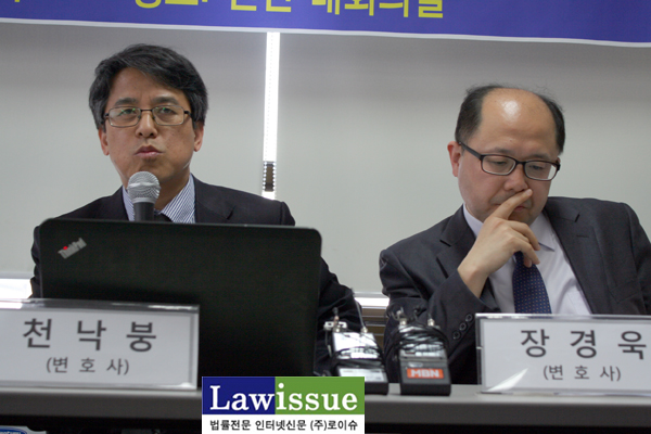 ▲천낙붕변호사가이번항소심판결의의미를설명하는중에도심각한표정을짓고있는장경욱변호사