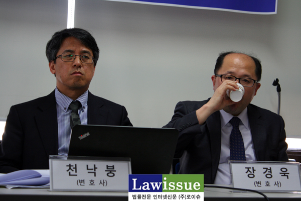 ▲동료변호사들이발언할때물을마시는장경욱변호사