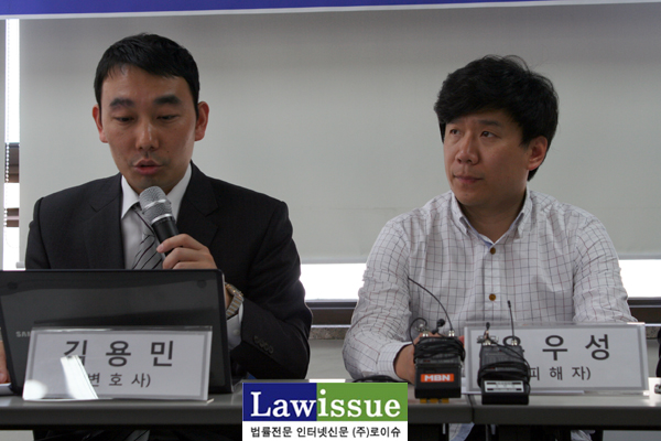 ▲김용민변호사가항소심판결요지를설명할때김변호사를바라보는유우성씨