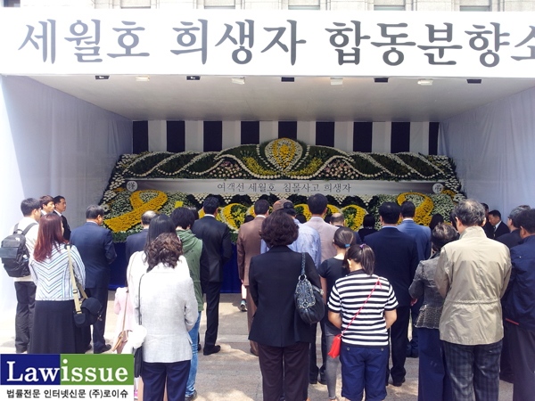 ▲서울시청서울도서관앞에설치된세월호희생자합동분향소에서조문하는시민들