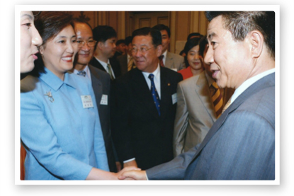 ▲열린우리당대변인시절노무현대통령과악수하는박영선의원(사진출처=박영선의원홈페이지)