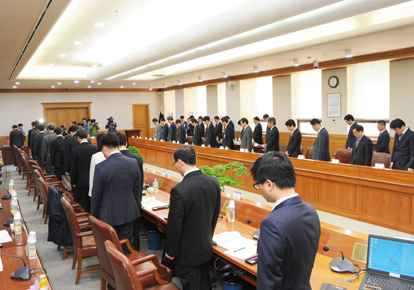 ▲회의에앞서세월호희생자들에게묵념으로애도하는모습(사진제공=대법원)