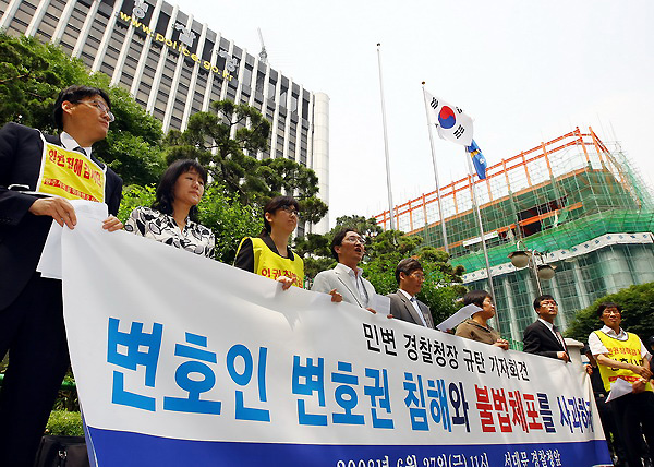 ▲경찰청앞에서열린민변기자회견모습.좌측부터이광철,이재정,강영구,한택근,장주영,김진,황희석변호사./이재정(왼쪽두번째),강영구변호사는구금됐다풀려난뒤이날기자회견에참석했다.