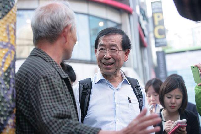 ▲서울시민과의경청을위해유세차량이아닌배낭을메고서울시유권자들을만나는박원순후보(사진=캠프)